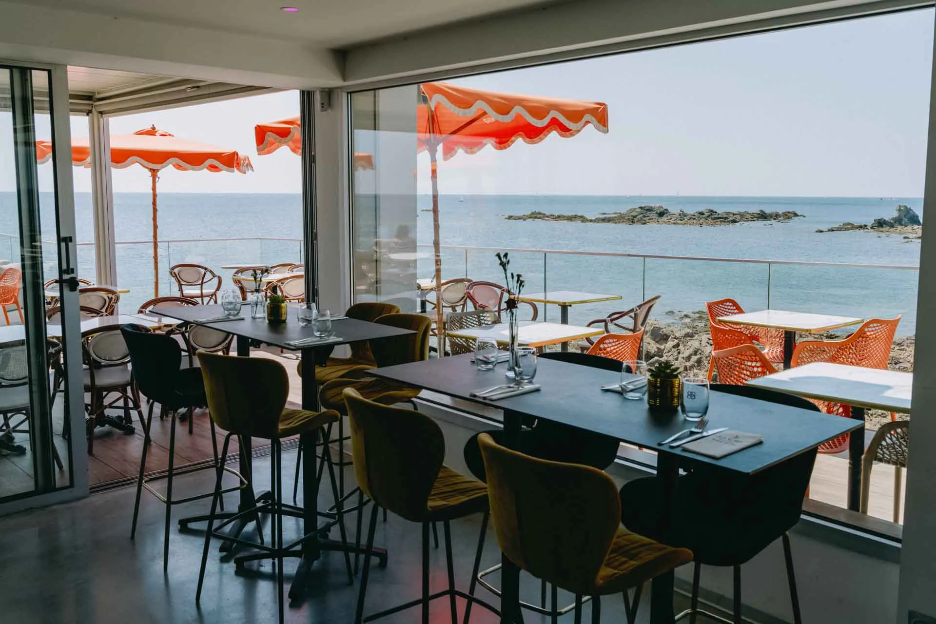 Le bar lounge des Voiles de Cayola face à l'océan