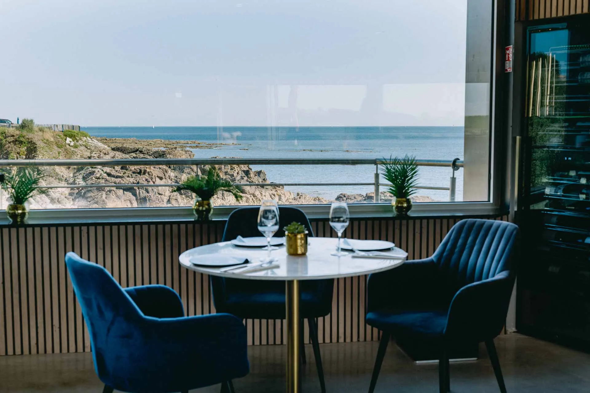 Le bar lounge des Voiles de Cayola face à l'océan