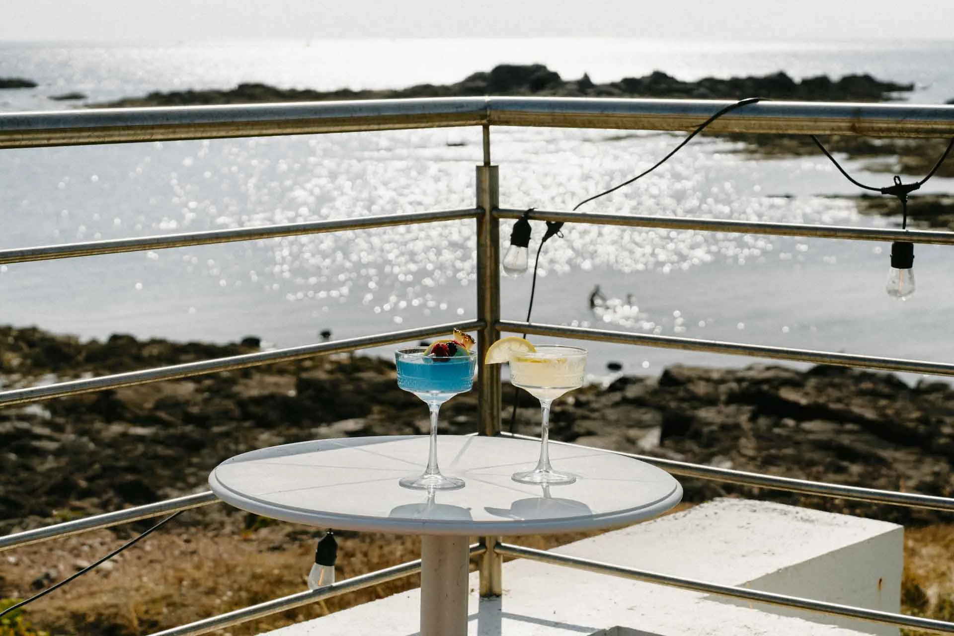 Cocktail servi face à la mer