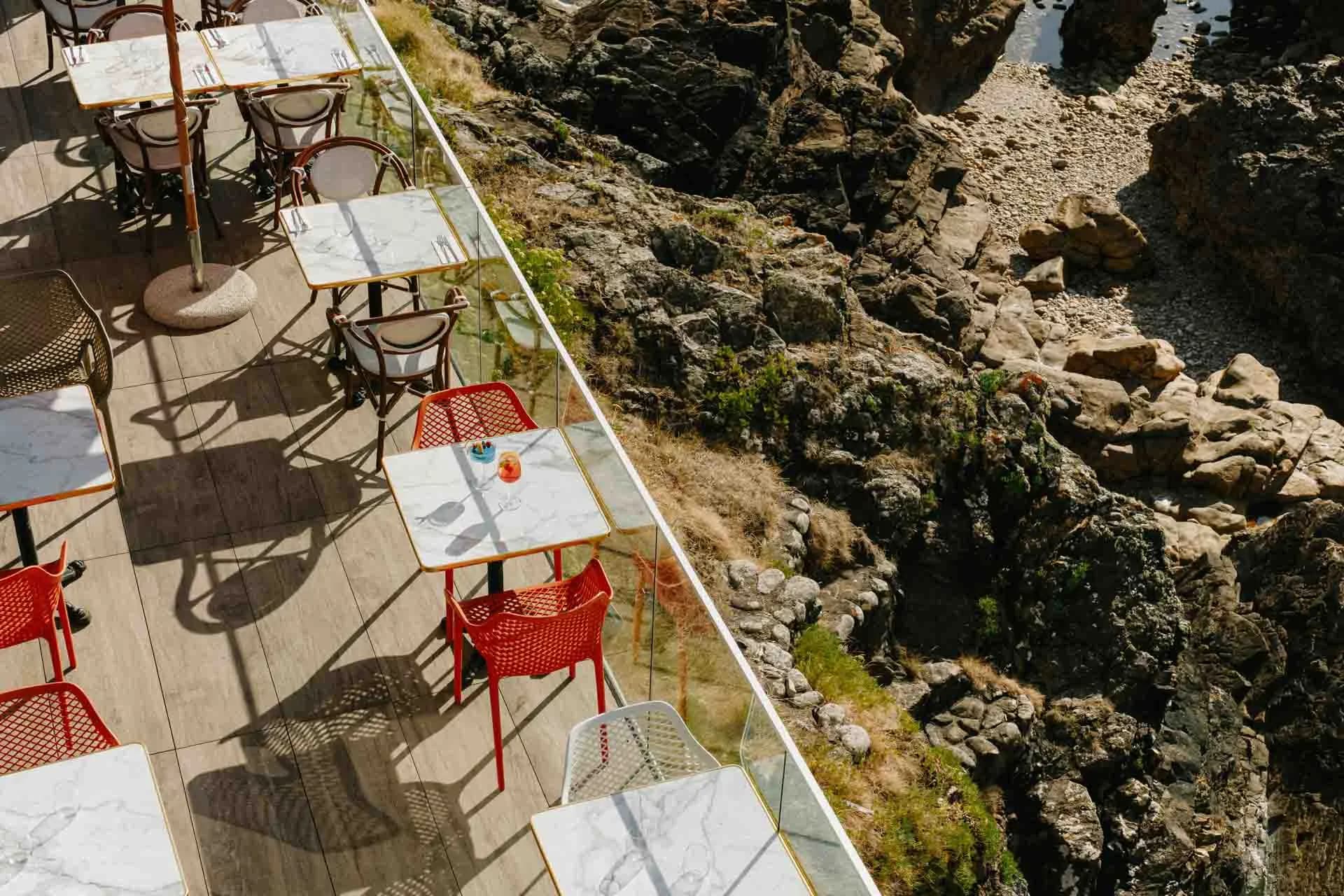 Salle et terrasse du restaurant Les Voiles de Cayola face à l'océan