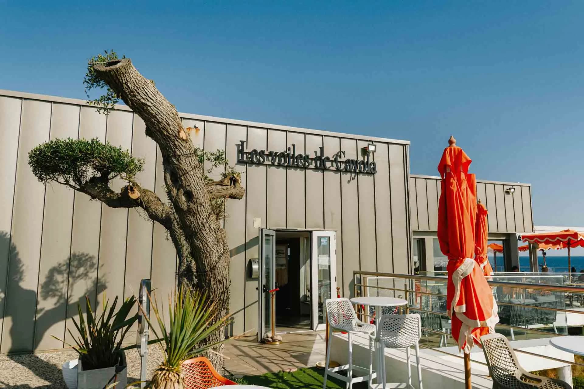 Salle et terrasse du restaurant Les Voiles de Cayola face à l'océan