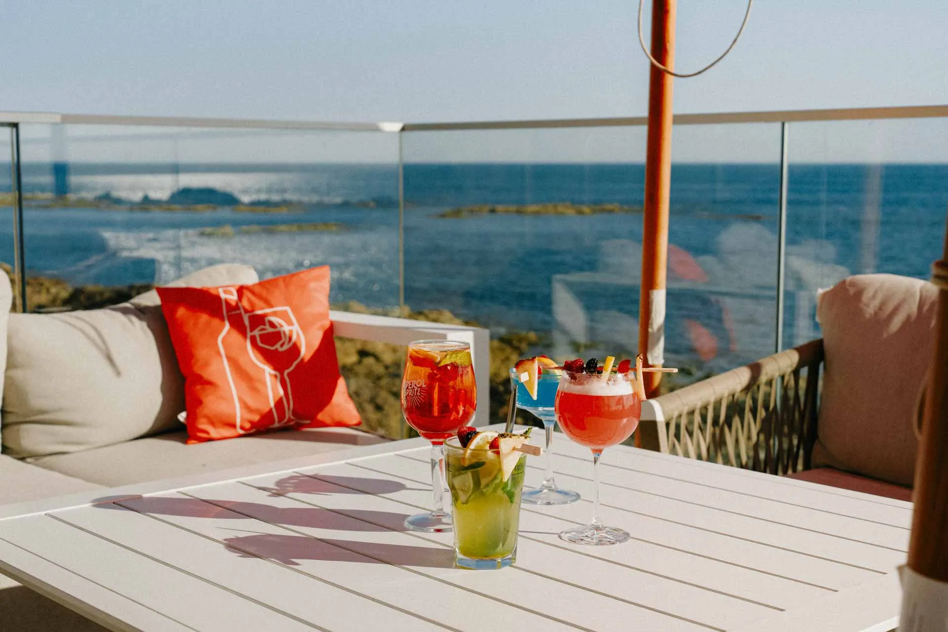 Le bar lounge des Voiles de Cayola face à l'océan