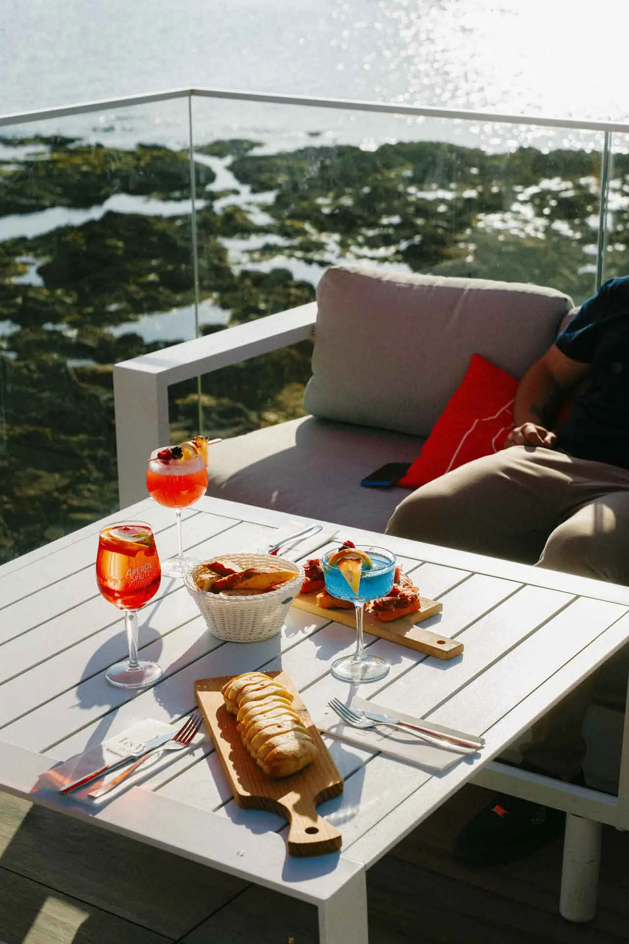 Le bar lounge des Voiles de Cayola face à l'océan
