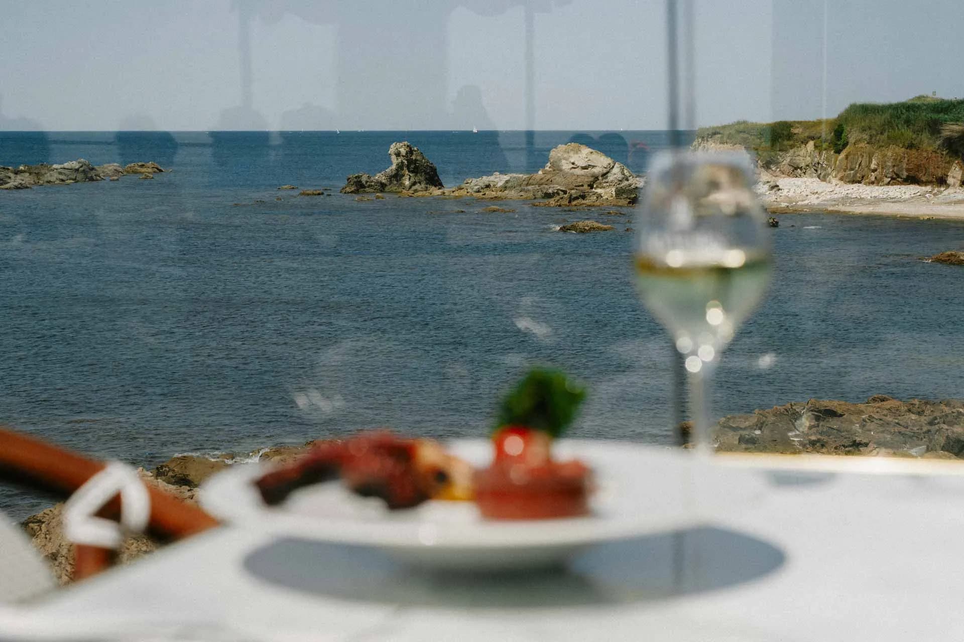 Salle et terrasse du restaurant Les Voiles de Cayola face à l'océan