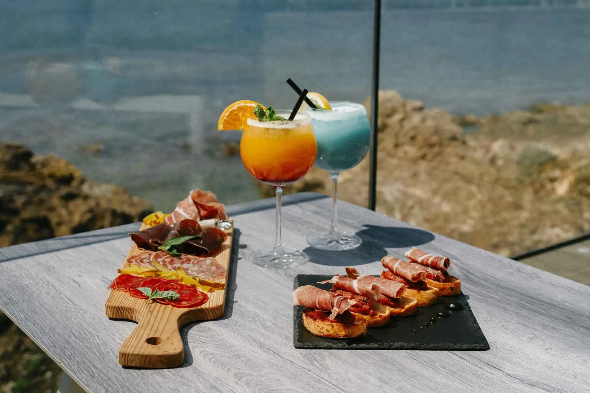 Le bar lounge des Voiles de Cayola face à l'océan